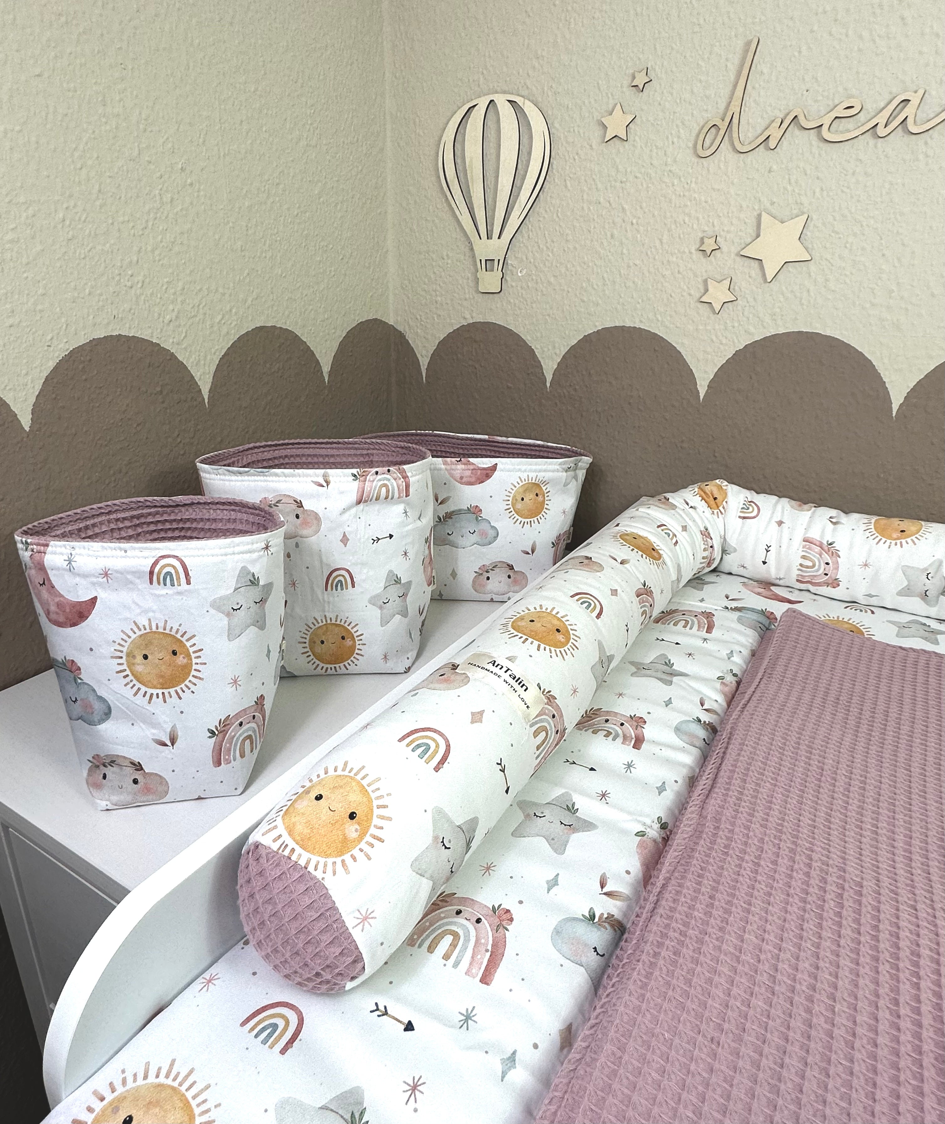 AnTalin Wickeltischumrandung im Boho-Stil für Baby Mädchen mit bunten Fransen und Mustern, weiche und sichere Wickelauflage