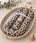 Bettschlange beige mit Leopardenmuster - kuschelige Wickeltischumrandung fürs Baby