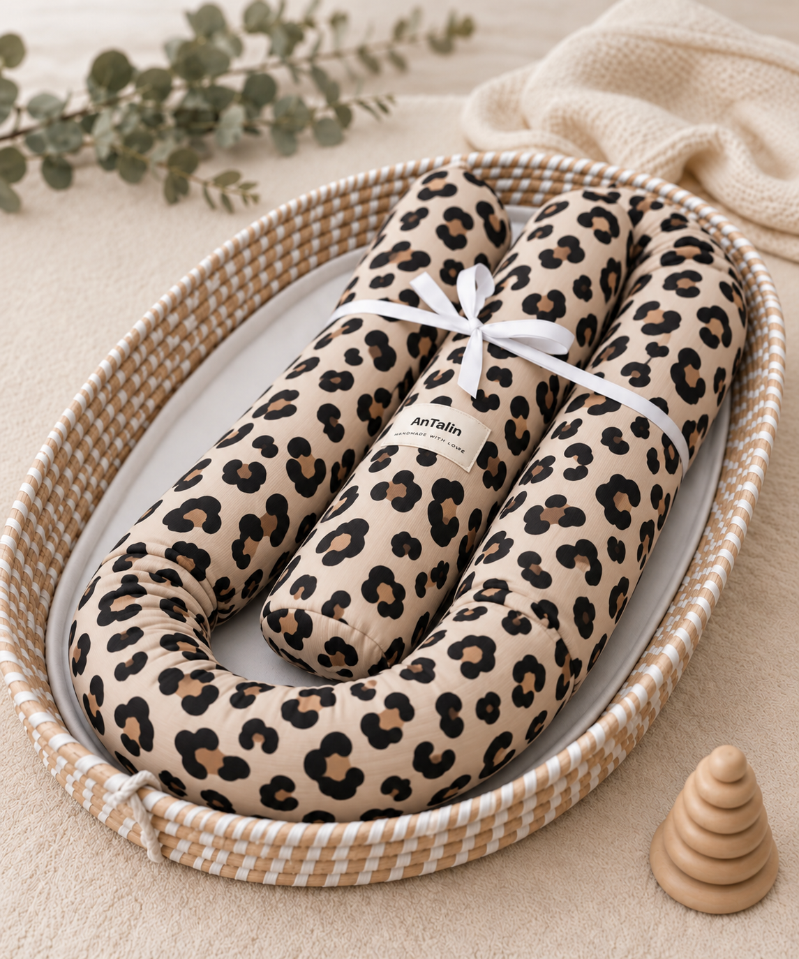 Bettschlange beige mit Leopardenmuster - kuschelige Wickeltischumrandung fürs Baby