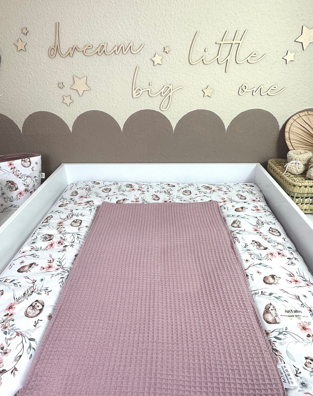 Weiche Wickelauflage kleiner Igel in Altrosa mit Waffelpique-Muster von AnTalin, ideal für Babywickelstationen