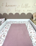 Weiche Wickelauflage kleiner Igel in Altrosa mit Waffelpique-Muster von AnTalin, ideal für Babywickelstationen