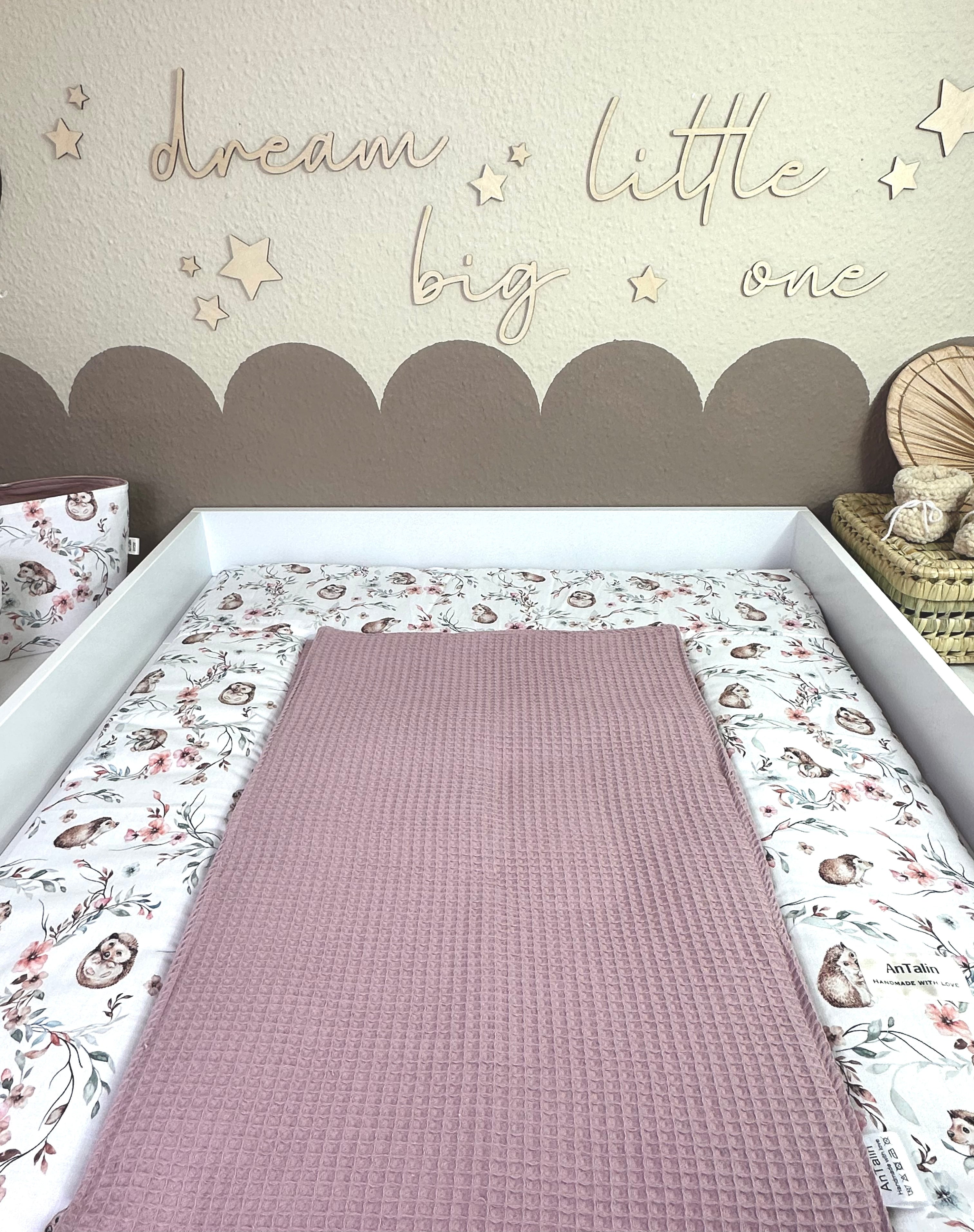 Weiche Wickelauflage kleiner Igel in Altrosa mit Waffelpique-Muster von AnTalin, ideal für Babywickelstationen