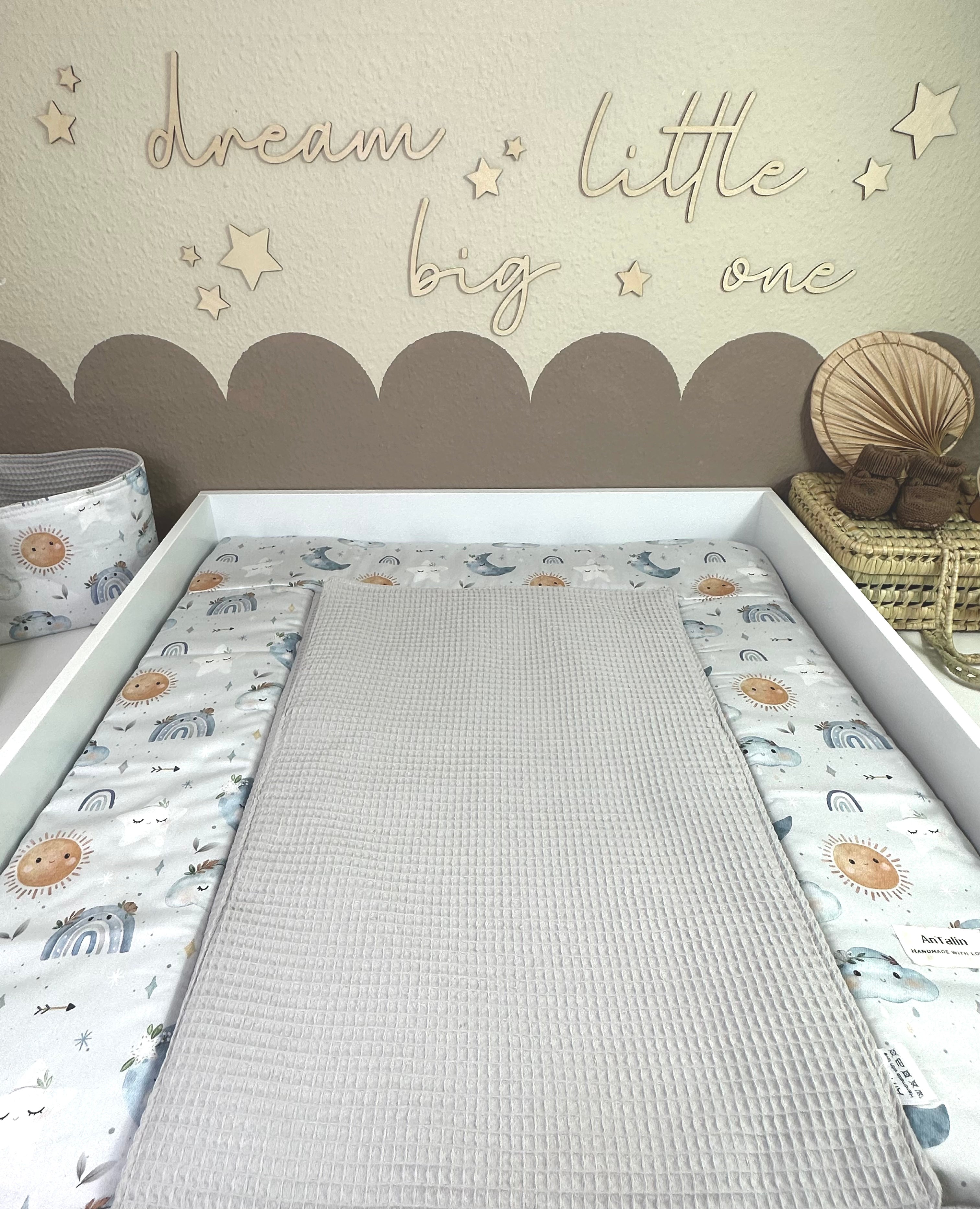 Wickelauflage Boho Baby Boys in Waffelpique grau von AnTalin, weiche und stilvolle Wickelunterlage für Jungen.