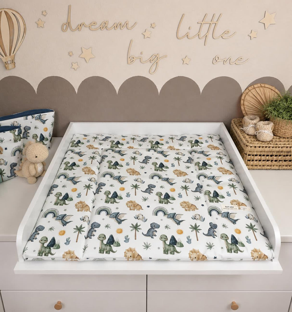 Wasserabweisende Wickelauflage für Babys mit Dino-Motiv, kleine AnTalin Wickelauflage für komfortables Wickeln.