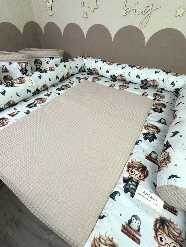 Fünfteiliges Wickelauflagen-Set "Kleiner Zauberlehrling" von AnTalin, bunte Wickelunterlagen mit magischem Design.