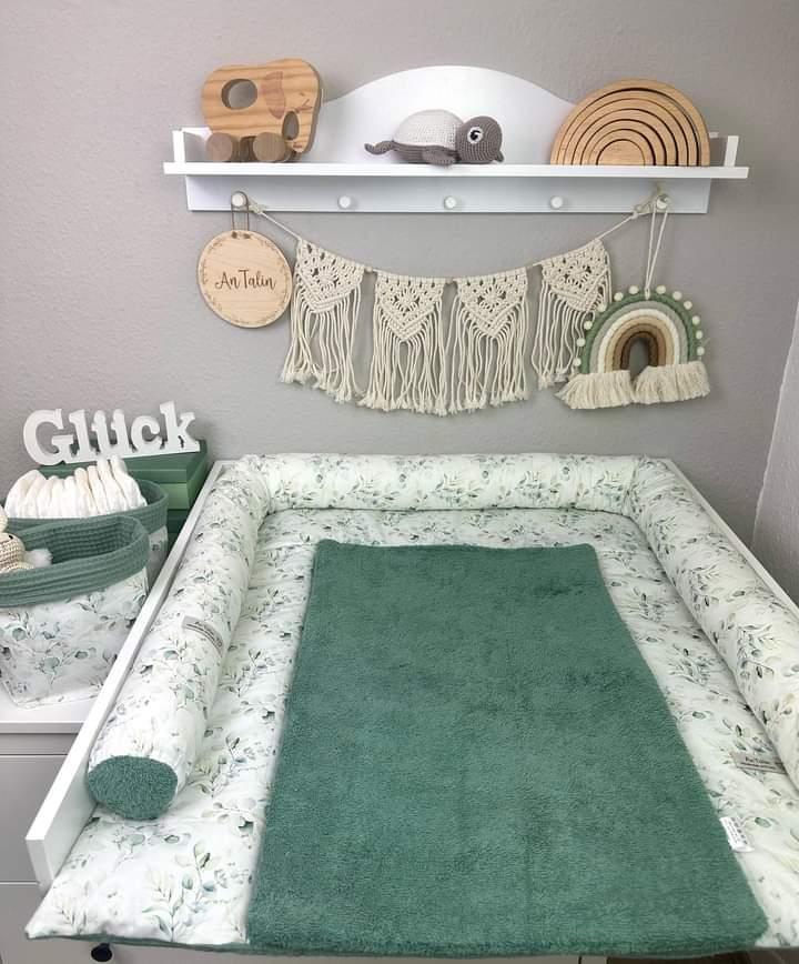 Wickelauflage mit Eukalyptusstrauß von AnTalin, weiche Oberfläche und dekoratives Design für Babywickelstation.