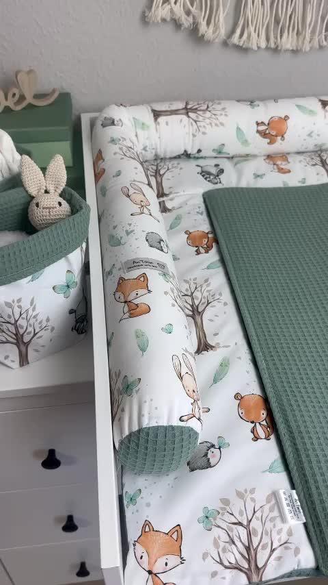 Wickeltischumrandung Waldfreunde von AnTalin, weiche Polsterung mit Waldmotiven, schützt und verschönert den Wickeltisch.