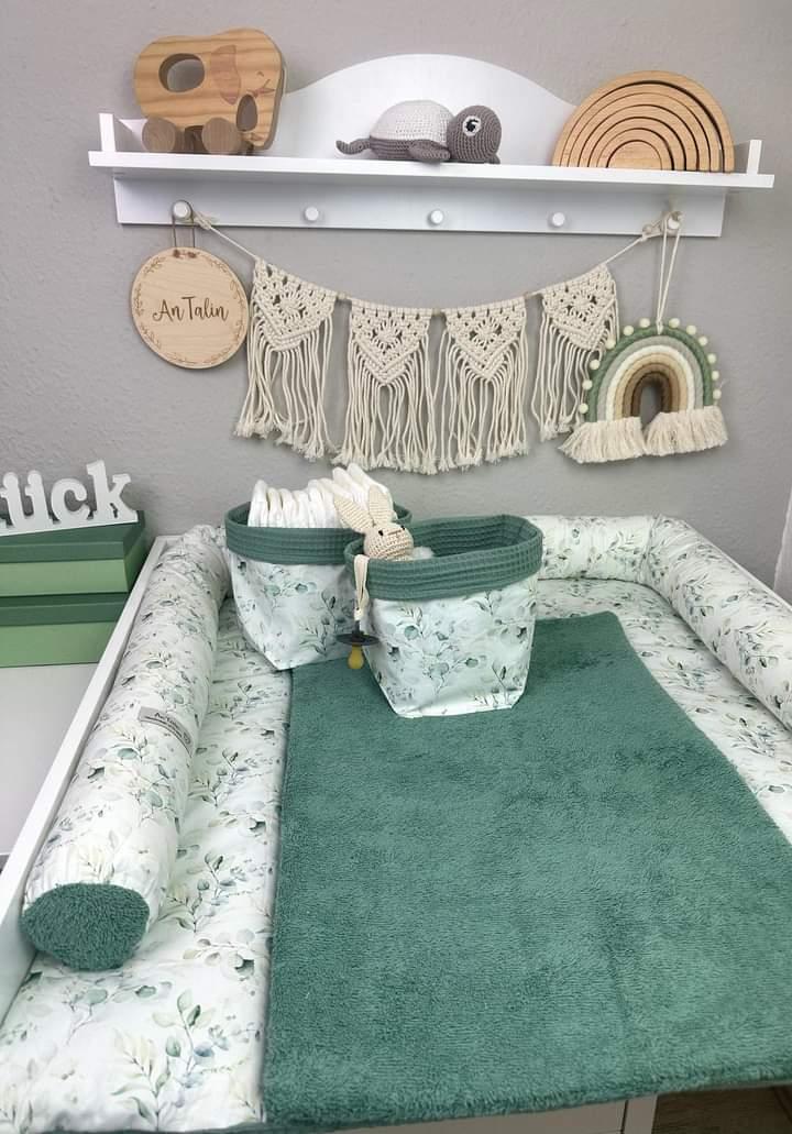 Weiche Wickelauflage mit Eukalyptusstrauß-Motiv von AnTalin, bequem und stilvoll für Babys.