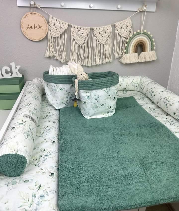 Wickeltischumrandung mit Eukalyptusstrauß, weiche Polsterung und grüner Naturdekor, von AnTalin für Baby- und Kinderzimmer.