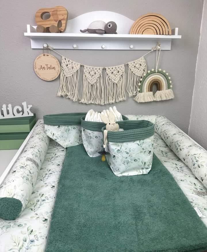 Wickelauflage mit Eukalyptusstrauß von AnTalin, weiche Oberfläche und dekoratives Design für Babywickelstationen