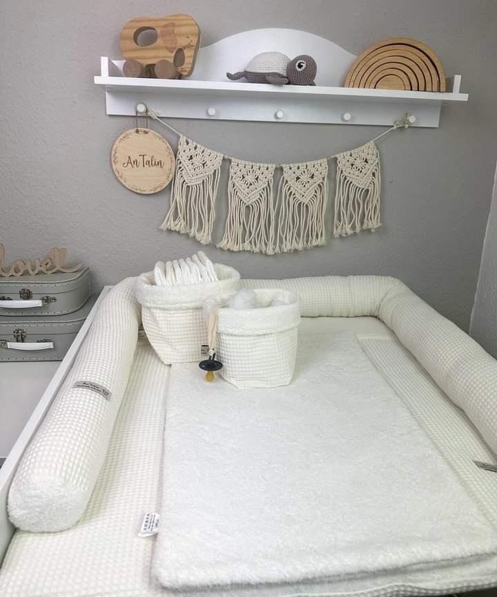 Weiche Wickelauflage Waffelpique ecru von AnTalin, bequeme Unterlage für Babys, mit strukturierter Waffelpique-Oberfläche.