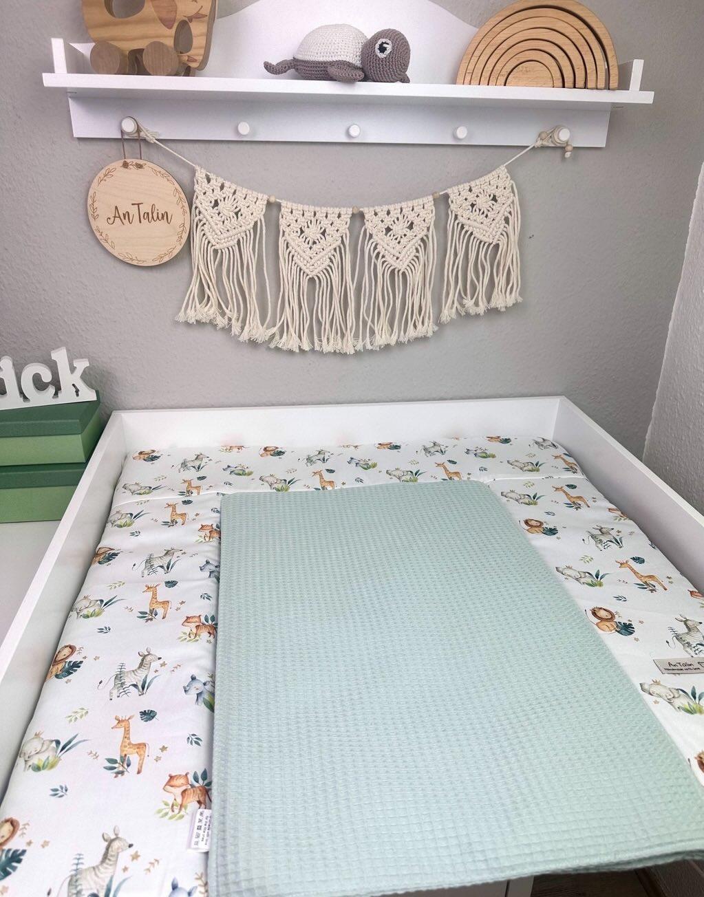 Wickelauflage Safari Liebe von AnTalin mit buntem Safari-Muster, weich und bequem für Babys.