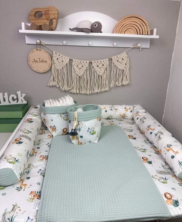 Weiche Wickelauflage Safari Liebe von AnTalin mit bunten Safari-Motiven auf weichem Stoff, ideal für das Wickeln des Babys.