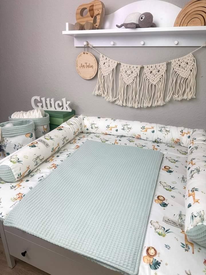 Weiche Wickelauflage Safari Liebe von AnTalin mit bunten Safari-Motiven auf weichem Stoff für Babys.