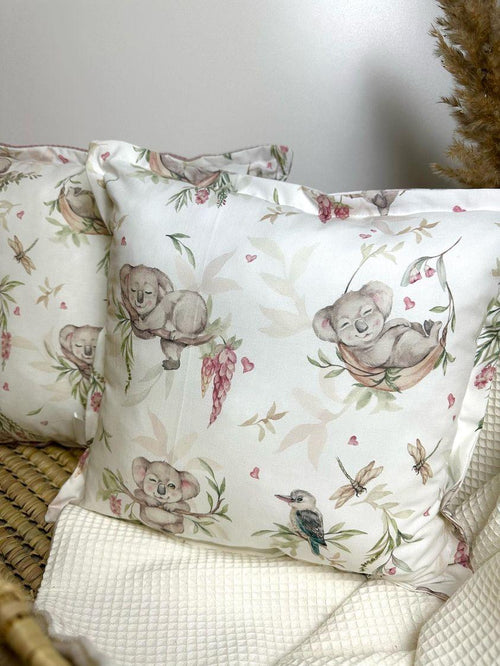 Weiches Dekokissen mit Koala-Motiv von AnTalin, ideal für Sofa oder Bett, in hellgrauer Farbe, kuscheliges Stoffmaterial.