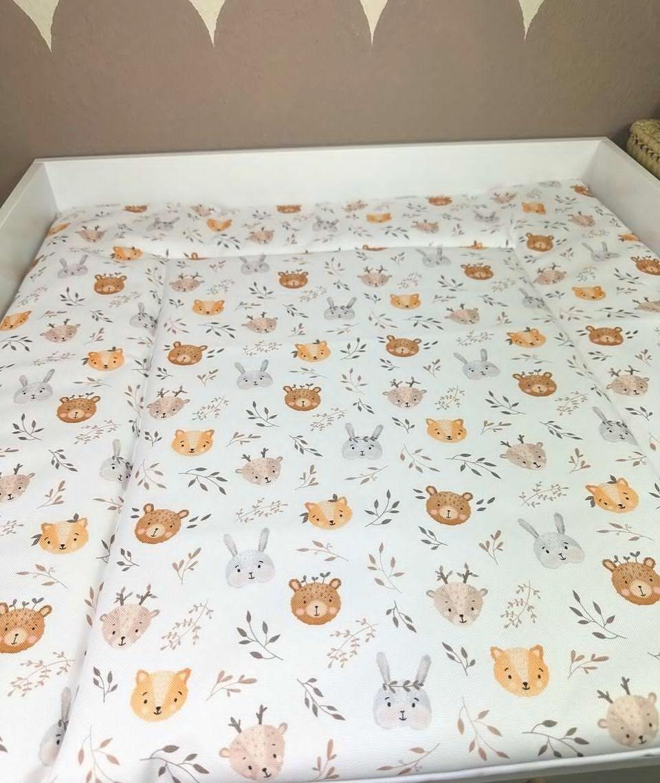 Wasserabweisende Wickelunterlage mit Tiermotiven von AnTalin, ideal für Babys, zeigt bunte Tierillustrationen auf weichem Stoff