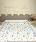 Wasserabweisende Wickelunterlage Little Babys Animals von AnTalin mit bunten Tiermotiven, weiches und praktisches Wickelzubehör