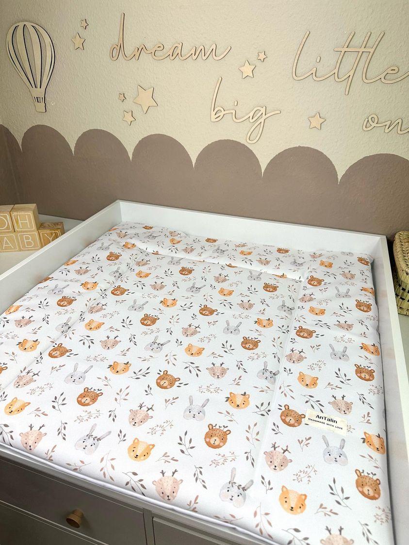 Wasserabweisende Wickelunterlage von AnTalin mit niedlichen Tiermotiven für Babys, abwischbar und hautfreundlich.