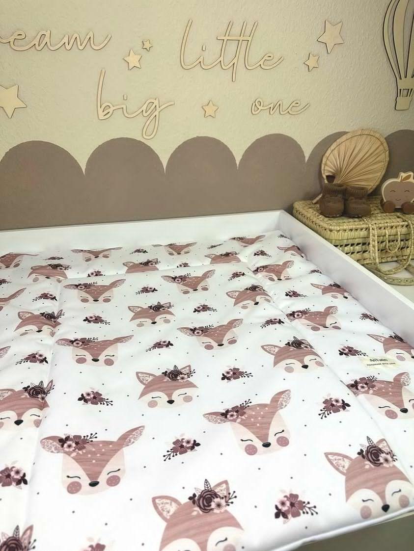 Wasserabweisende Wickelunterlage für Mädchen mit Bambi-Motiv von AnTalin, weich und praktisch für unterwegs.