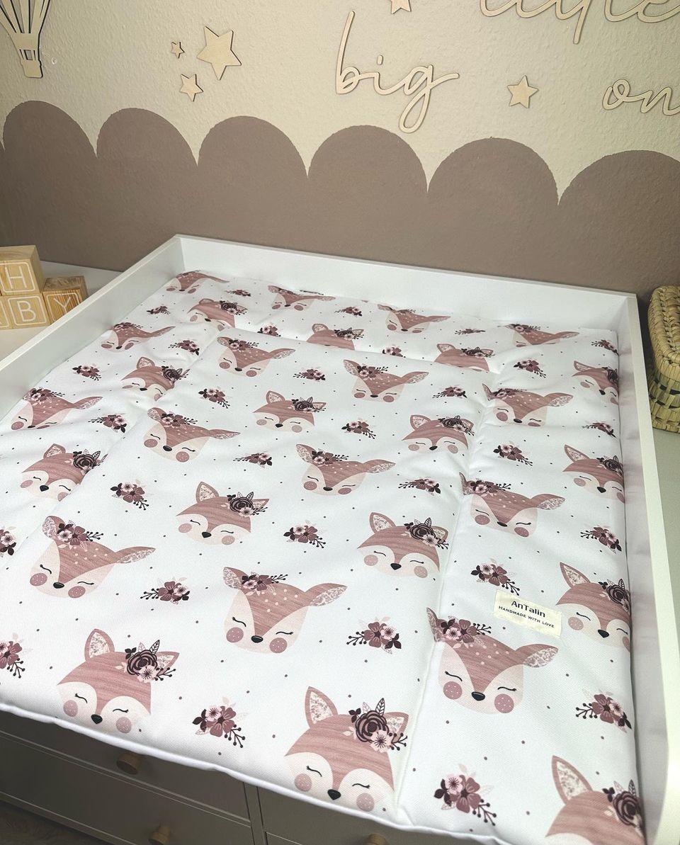 Wasserabweisende Wickelunterlage für Mädchen mit Bambi-Motiv, von AnTalin, zeigt die weiche, wasserdichte Oberfläche.