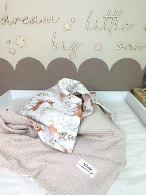 Babydecke Rehfamilie aus Waffelpique in hellbeige von AnTalin, weiche Decke für Babys mit niedlichem Rehmuster.