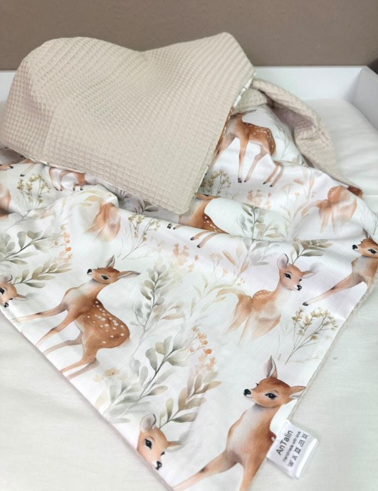 Hellbeige Babydecke Rehfamilie aus Waffelpique von AnTalin, weiche und kuschelige Decke für Neugeborene.