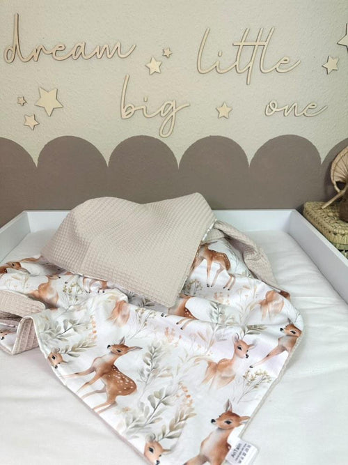 Weiche Babydecke Rehfamilie in hellbeigem Waffelpique von AnTalin, perfekt für Neugeborene und Babys.