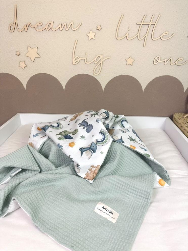 Weiche Babydecke kleiner Dino in Mintgrün, Waffelpique, von AnTalin, ideal für Neugeborene und Babys.