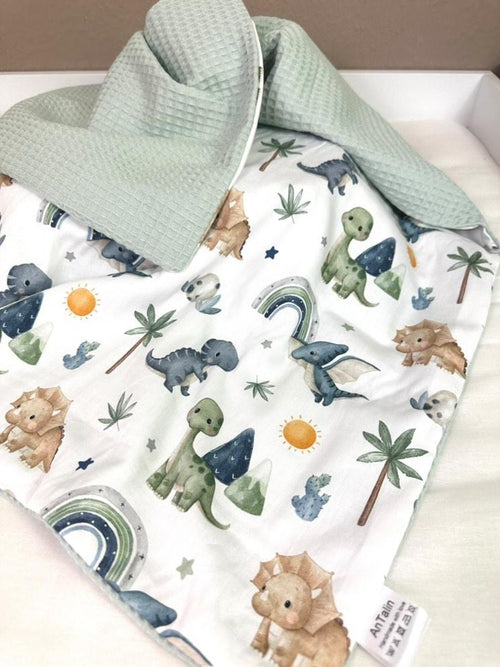 Weiche Babydecke mit kleiner Dino-Design in Mintgrün, aus Waffelpique, von AnTalin, perfekt für Neugeborene und Babys.