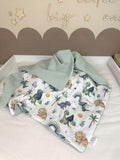 Hellgrüne Babydecke mit Dino-Motiv aus Waffelpique von AnTalin, weiche und kuschelige Decke für Babys.