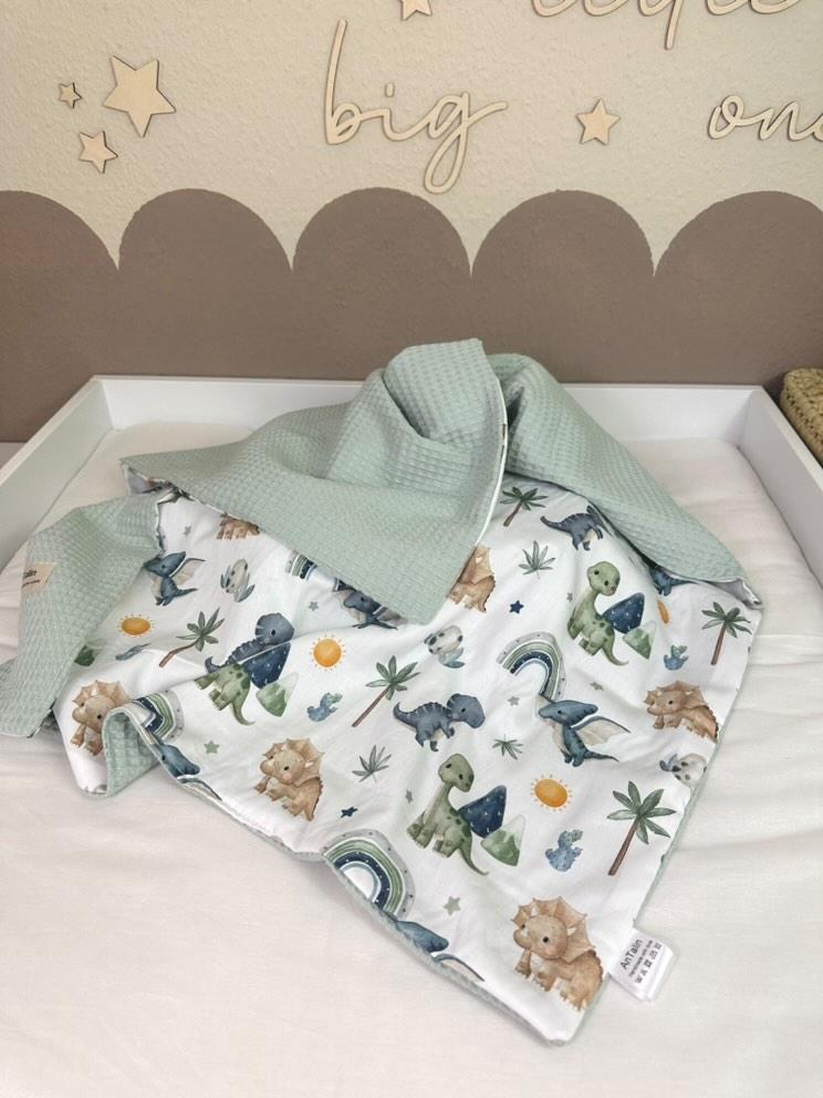 Hellgrüne Babydecke mit Dino-Motiv aus Waffelpique von AnTalin, weiche und kuschelige Decke für Babys.