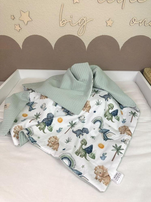 Hellgrüne Babydecke mit Dino-Motiv aus Waffelpique von AnTalin, weiche und kuschelige Decke für Babys.