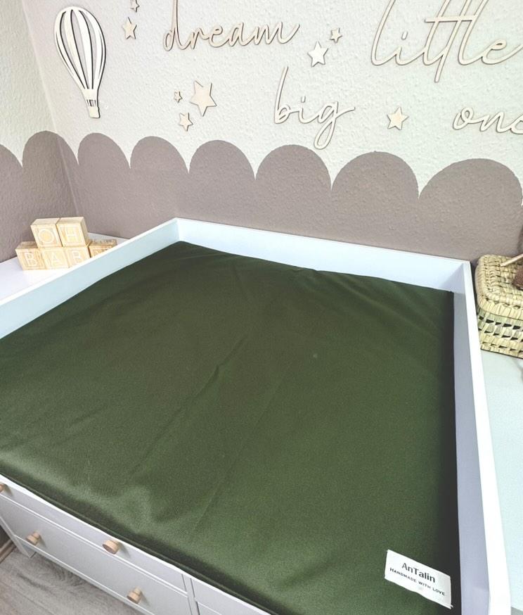 Wasserabweisende Wickelunterlage in Khaki-uni von AnTalin, mit weicher Oberfläche und praktischem Design für unterwegs.
