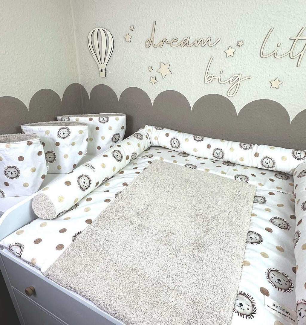 Wickeltischumrandung mit Löwenkopf-Design von AnTalin, weiche Polsterung und kindgerechtes Motiv für Babyzimmer