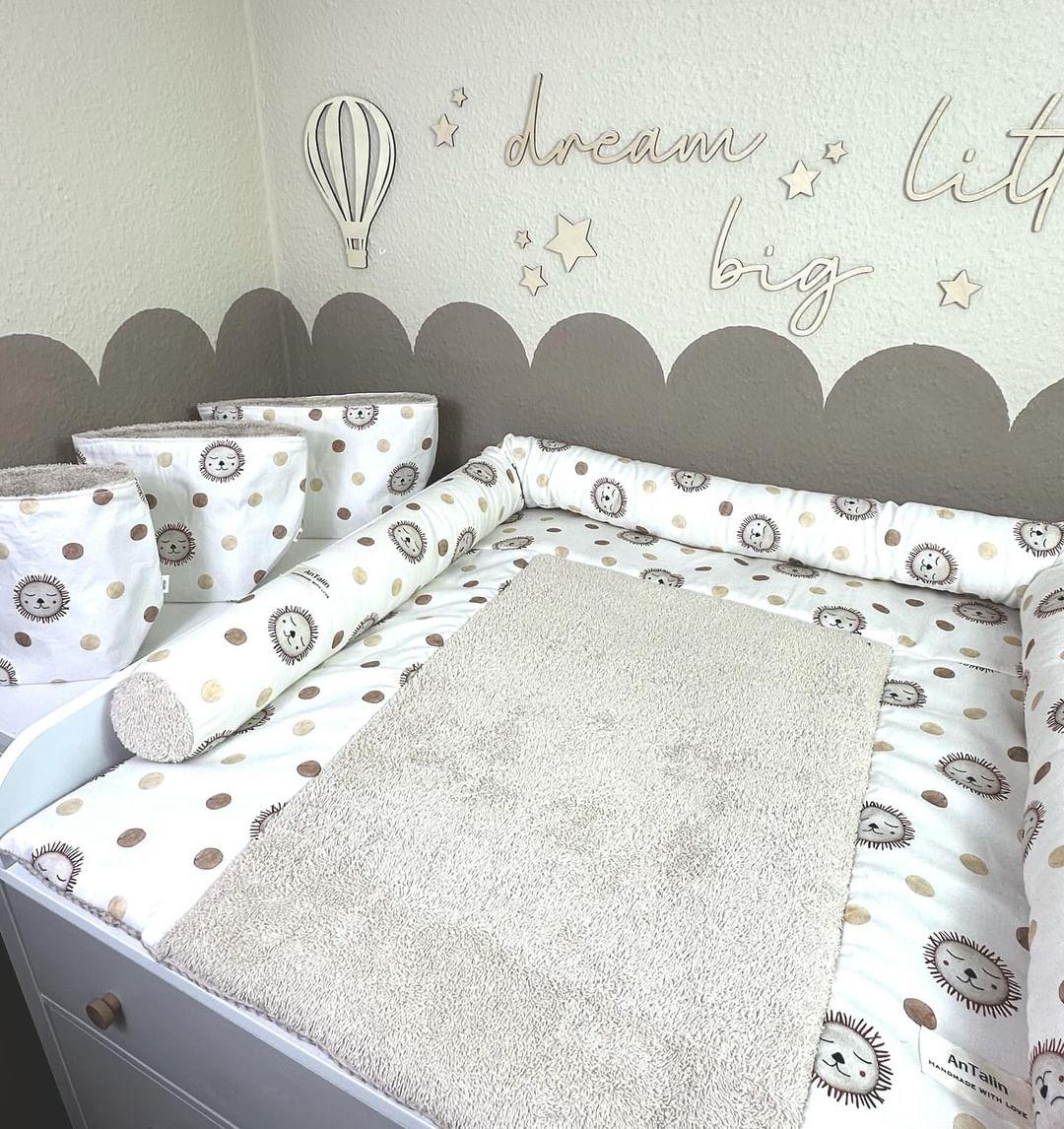 Wickeltischumrandung mit Löwenkopf-Design von AnTalin, weiche Polsterung und kindgerechtes Motiv für Babyzimmer