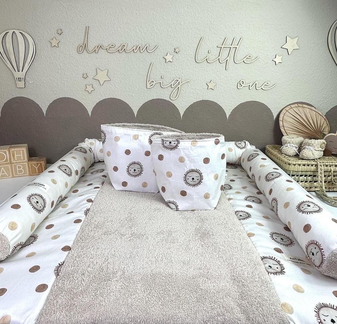 Wickeltischumrandung mit Löwenkopf-Design von AnTalin, weiches Material und kindgerechte Gestaltung für Babyzimmer.