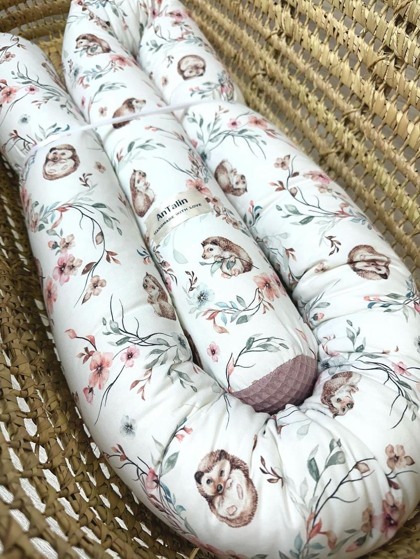 Weiche Wickeltischumrandung mit kleinem Igel-Design von AnTalin, schützt und dekoriert Wickelbereich, aus weichem Material.