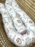 Weiche Wickeltischumrandung mit kleinem Igel-Design von AnTalin, schützt und dekoriert Wickelbereich, aus weichem Material.