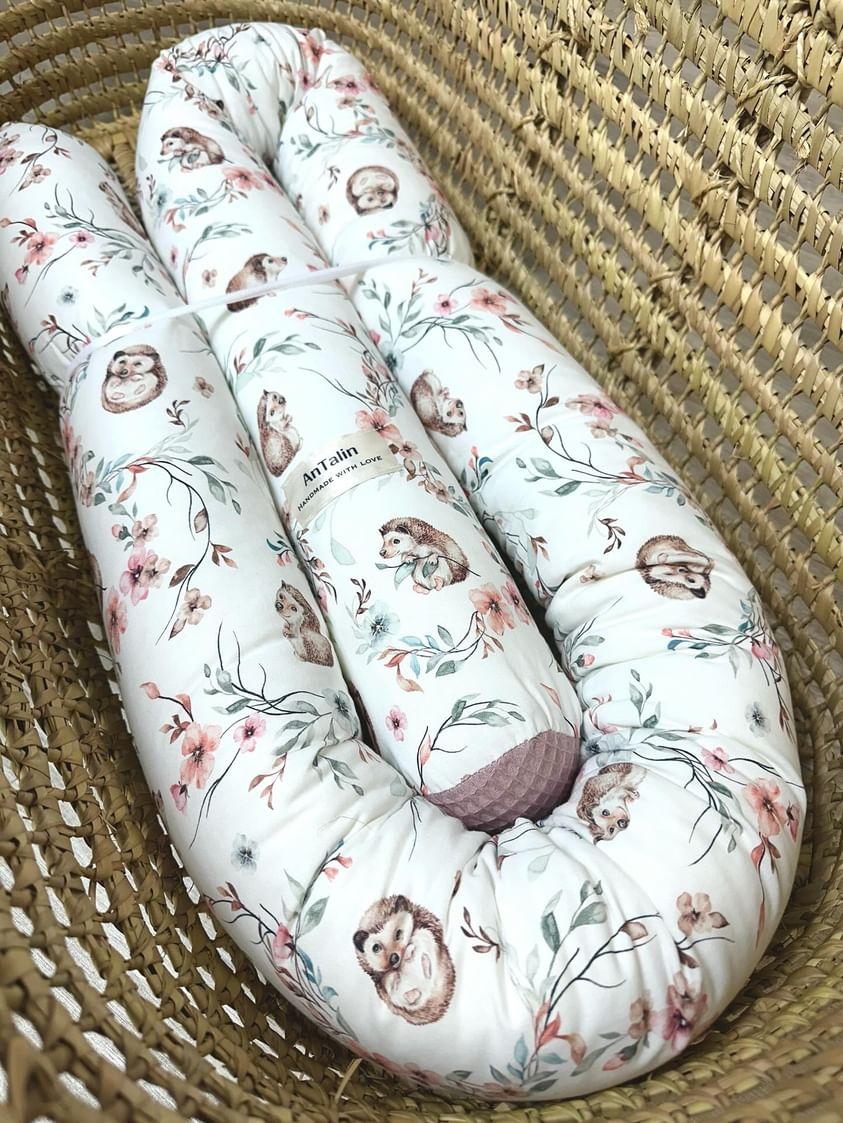 Wickeltischumrandung kleiner Igel von AnTalin, weiche Polsterung mit niedlichem Igel-Design, ideal für Baby-Wickeltisch.