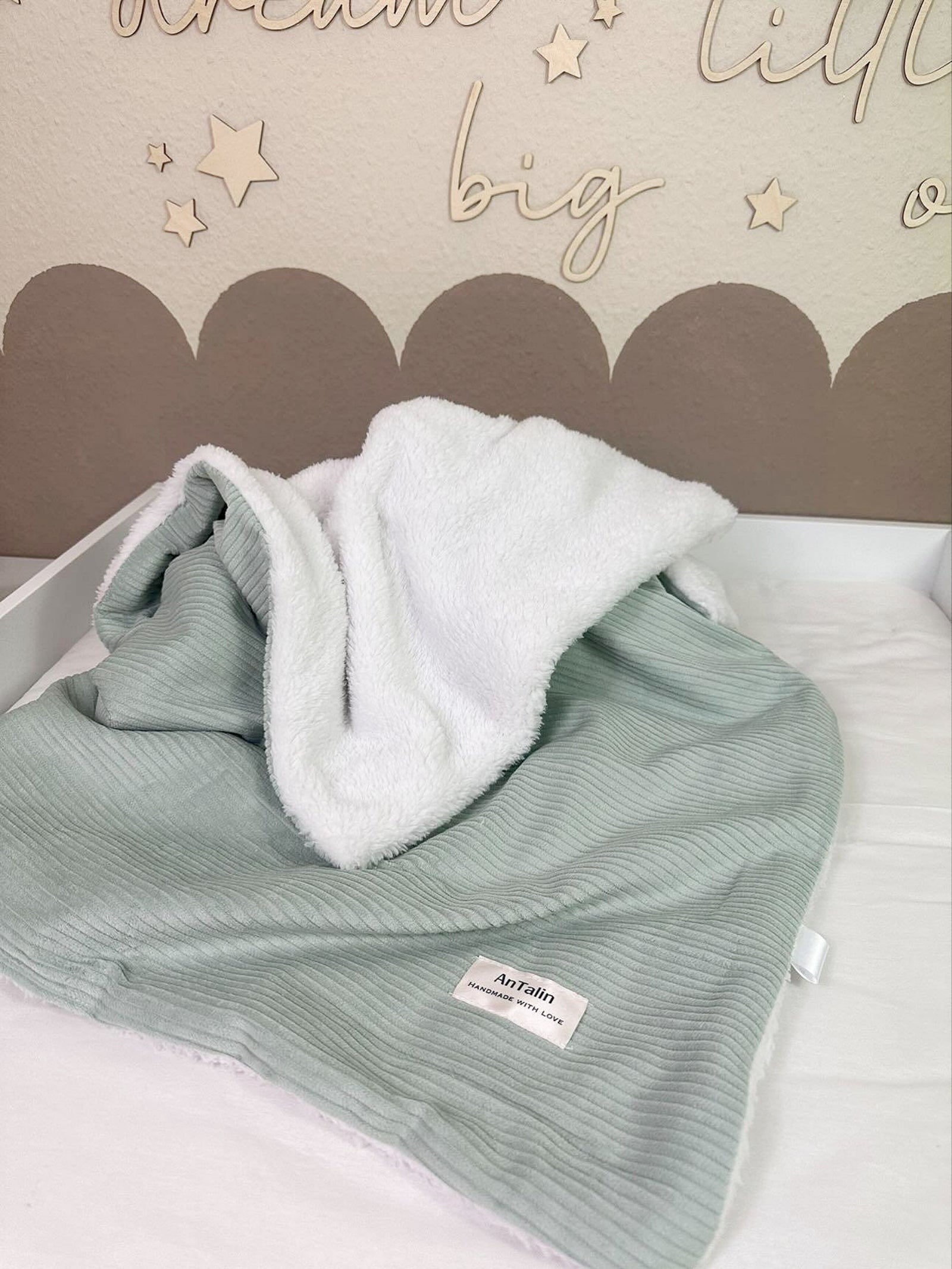 Weiche Babydecke aus mintgrünem Teddystoff von AnTalin, kuschelig und angenehm für Babys, auf einem hellen Hintergrund.