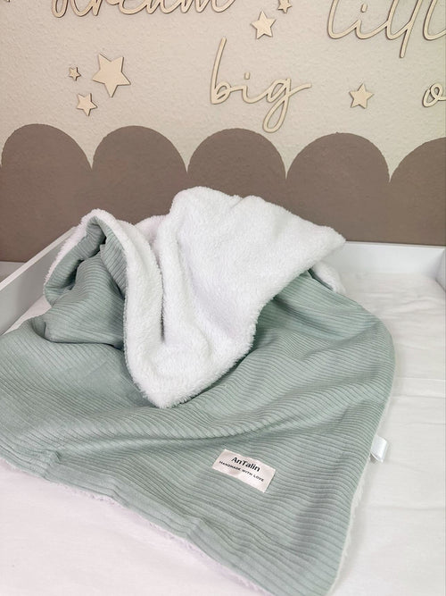 Weiche Babydecke aus mintgrünem Teddystoff von AnTalin, kuschelig und angenehm für Babys, auf einem hellen Hintergrund.