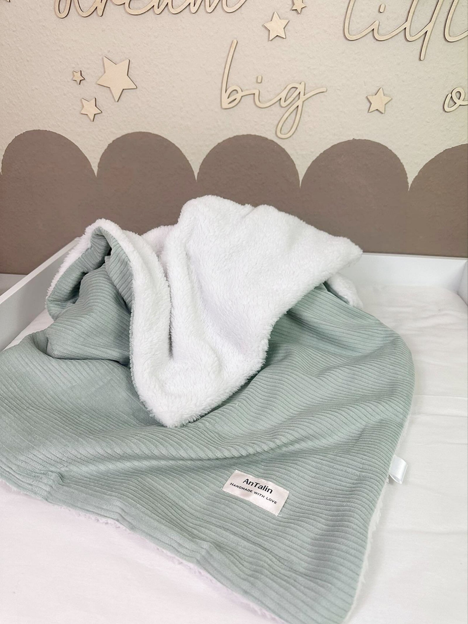 Weiche Babydecke aus mintgrünem Teddystoff von AnTalin, kuschelig und angenehm für Babys, flauschige Textur sichtbar.