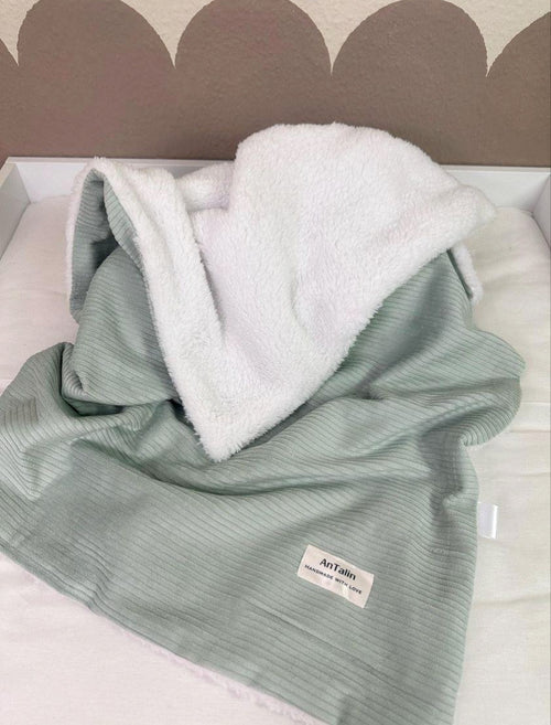 Weiche Babydecke aus mintgrünem Teddystoff von AnTalin, kuscheliges Accessoire für Neugeborene, Nahaufnahme der Textur
