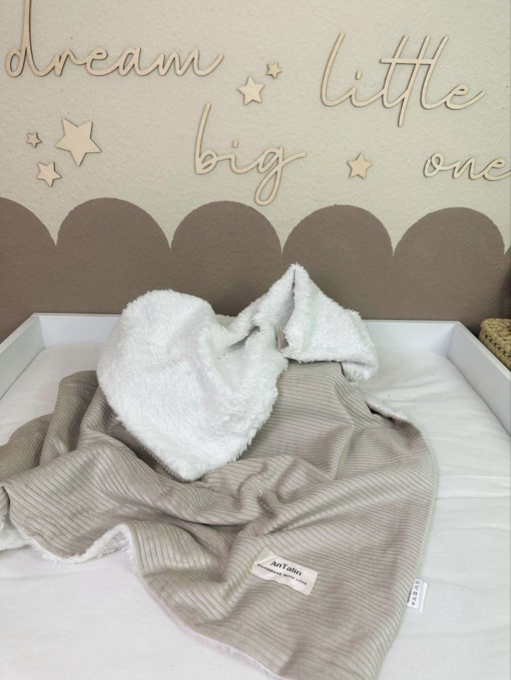 Weiche beige Babydecke aus Teddystoff von AnTalin, ideal für Neugeborene, mit kuscheliger Textur und angenehmem Material.