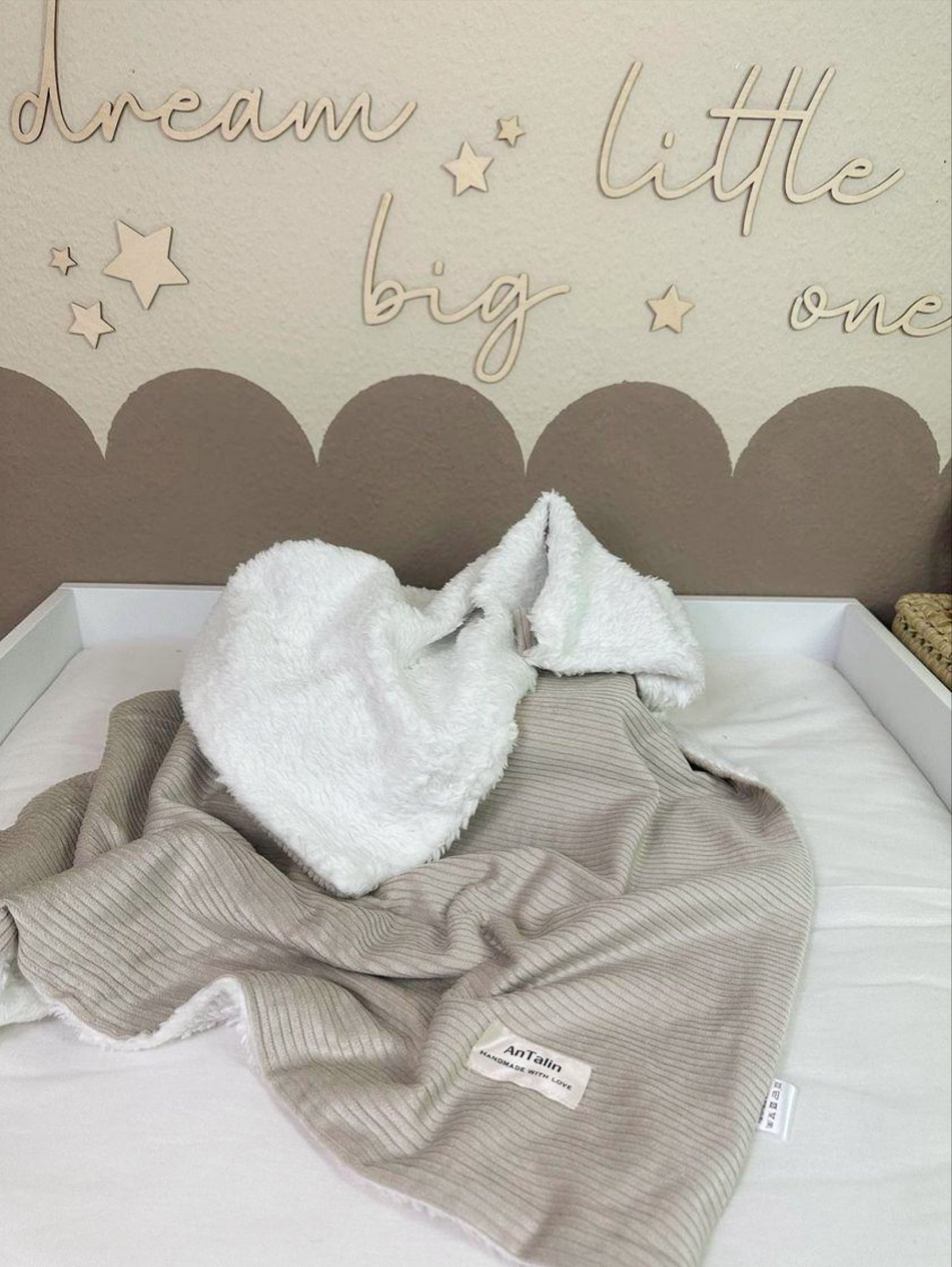 Weiche beige Babydecke aus Teddystoff von AnTalin, ideal für Neugeborene, mit kuscheliger Textur und angenehmem Material.