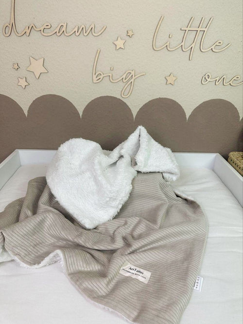 Weiche beige Babydecke aus Teddystoff von AnTalin, ideal für Neugeborene, mit kuscheliger Textur und angenehmem Material.