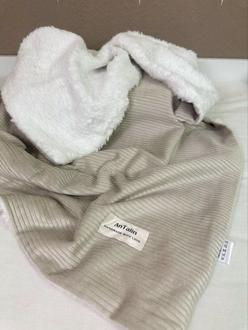 Weiche Babydecke aus Cord mit Teddystoff in Beige von AnTalin, ideal für kuschelige Momente, zeigt die gemütliche Textur.
