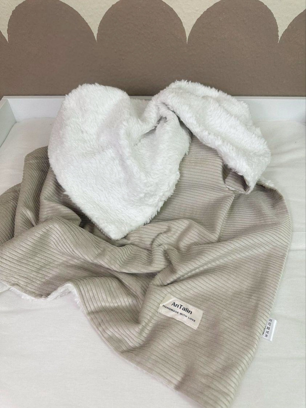 Beige Babydecke aus Teddystoff von AnTalin, weiche Cord-Textur, ideal für Neugeborene und als Kuscheldecke.
