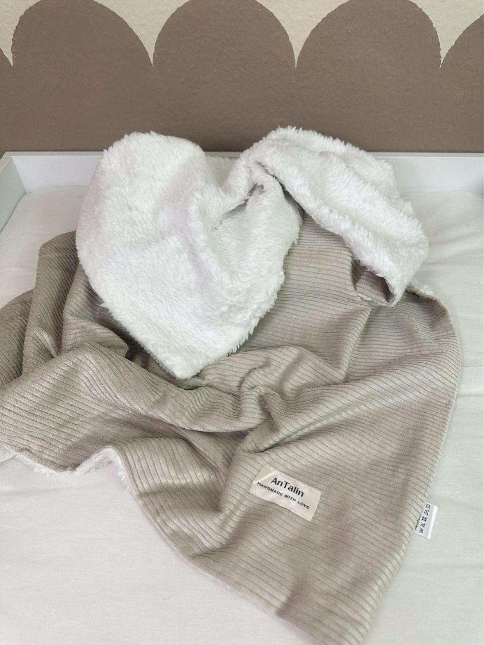 Beige Babydecke aus Teddystoff von AnTalin, weiche Cord-Textur, ideal für Neugeborene und als Kuscheldecke.