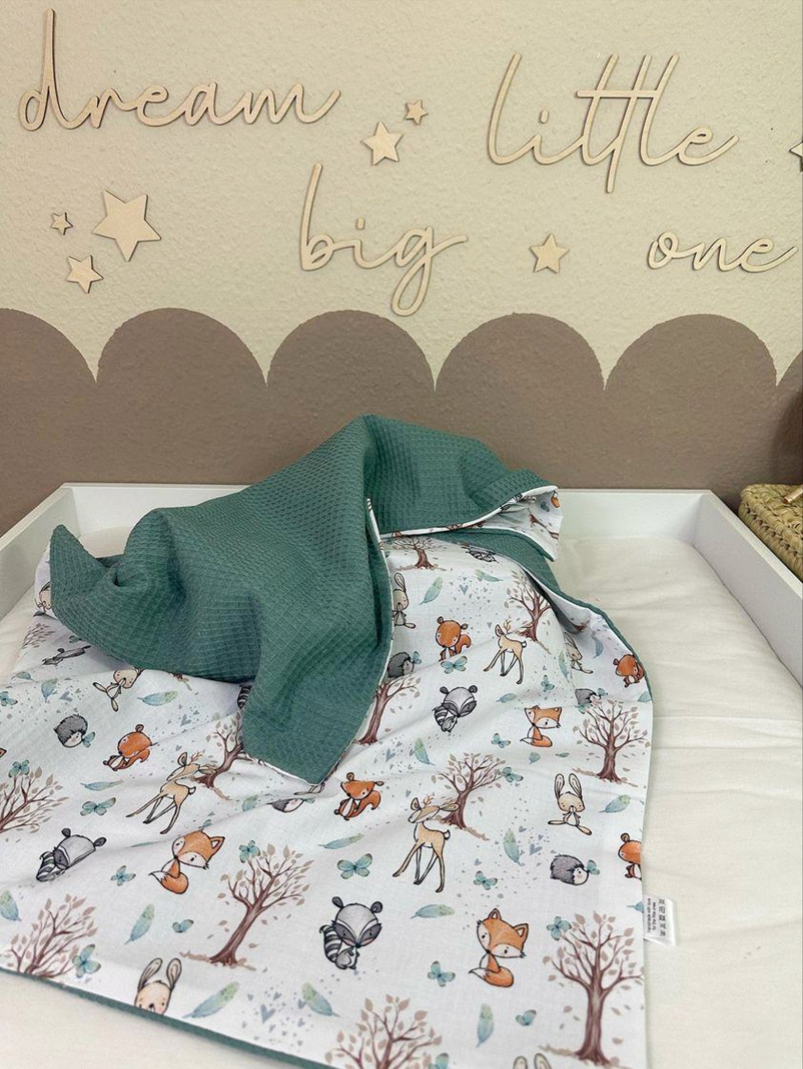 Weiche Babydecke Waldfreunde Waffelpique von AnTalin mit Baum- und Tiermotiven, ideal für Babys, im Nahaufnahmebild.